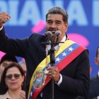 AME290. MIRAFLORES (VENEZUELA), 10/01/2025.- El líder chavista Nicolás Maduro pronuncia un discurso este viernes, en Miraflores a unos 74 km de Caracas (Venezuela). Maduro defendió este viernes su investidura presidencial para un tercer sexenio, cuestionada por el antichavismo y gran parte de la comunidad internacional tras las denuncias opositoras de "fraude" en las elecciones de julio pasado, como una "gran victoria venezolanista" y celebró que no la pudieran "impedir". EFE/ Ronald Peña R.