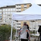 Varios periodistas apostados ante el hospital Gemelli, este sábado EFE/EPA/Maurizio Brambatti