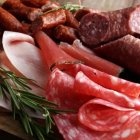 Una dieta rica en carne roja procesada se asocia a mayor riesgo de demencia