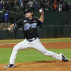 Nico Tellache durante su actuación de anoche frente a las Estrellas Orientales en el Estadio Quisqueya Juan Marichal.  Foto- Manolito Jiiménez