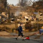 Una propiedad es destruida por el incendio Palisades a lo largo de Sunset Boulevard en el vecindario Pacific Palisades de Los Ángeles, el viernes 10 de enero de 2025. (AP Foto/John Locher)