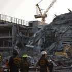 Bangkok (Thailand), 28/03/2025.- Rescue workers search for survivors at the site of a collapsed building following an earthquake in Bangkok, Thailand, 28 March 2025. According to the National Institute for Emergency Medicine, 70 construction workers are missing at the site following a 7.7-magnitude earthquake that struck Myanmar and caused tremors that could be felt in neighboring Thailand. (Terremoto/sismo, Birmania, Tailandia) EFE/EPA/RUNGROJ YONGRIT