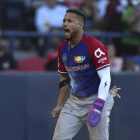 Gustavo Núñez, de República Dominicana, celebra luego de anotar ante Venezuela en la semifinal de la Serie del Caribe. Foto/AP
