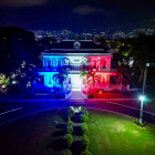 Los colores de la bandera dominicana iluminan el Devon House. 