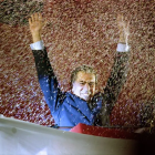 Mario Vargas Llosa durante su campaña presidencial en 1990 en Perú. Guetty Images