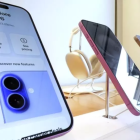 Un iPhone 16 en un Apple Store de Pittsburgh, el 12 de enero de 2025. AP - Gene J. Puskar