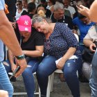 La tragedia ha golpeado emocionalmente a toda la nación. En la foto, familiares de fallecidos en Jet set esperan en Patología Forense. Hoy/ Arlenis Castillo.