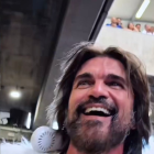 Juanes cuando se quita la máscara de oso.