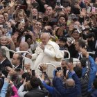  El papa Francisco saluda a los fieles tras celebrar la misa de Pascua en la Plaza de San Pedro del Vaticano, el domingo 31 de marzo de 2024. (AP Foto/Alessandra Tarantino, Archivo)