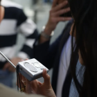 Una mujer escucha la radio durante el apagón en el suministro eléctrico, este lunes. EFE/Blanca Millez

