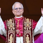 El recién elegido papa León XIV bendice a los fieles desde  la Basílica de San Pedro, Ciudad del Vaticano.  EFE