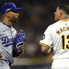 En la foto de octubre de 2024 se muestra a Mookie Betts #50 de los Dodgers de Los Ángeles corre por el campo superando a Manny Machado #13 de los Padres de San Diego en la quinta entrada durante el tercer juego de la Serie Divisional en el Petco Park el 8 de octubre de 2024 en San Diego, California. (Foto de Harry How/Getty Images)