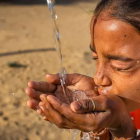 La cantidad de agua que necesitas depende de varios factores como la edad, el sexo, el clima y la actividad física que realices. Guetty Images