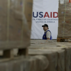 Un hombre pasa frente a cajas de ayuda humanitaria de USAID en un almacén en las afueras de Cúcuta, Colombia, el 21 de febrero de 2019, en la frontera con Venezuela. (AP Foto/Fernando Vergara)