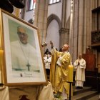 El arzobispo de São Paulo, cardenal Odilo Scherer (c), celebra una misa en honor al papa Francisco este lunes. EFE
