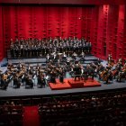 El Coro Nacional, al fondo, acompañado de la Orquesta Sinfónica Nacional, dirigida por el maestro José Antonio Molina, en el Teatro Nacional.