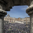 Fieles asisten a la Santa Misa de Pascua en la Plaza de San Pedro, en la Ciudad del Vaticano. EFE/EPA/Angelo Carconi