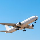 Fingió ser asistente de vuelo y reservó 120 vuelos gratis: condenado en Estados Unidos