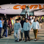 Migrantes venezolanos deportados de Estados Unidos llegan al Aeropuerto Internacional Simón Bolívar en Maiquetía, Venezuela, el lunes 24 de marzo de 2025. (Foto AP/Ariana Cubillos)