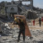 Palestinos buscan entre las ruinas de Gaza. EFE
