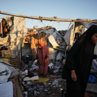   Palestinos desplazados inspeccionan los daños tras un ataque del ejército israelí contra su campamento de tiendas de campaña en Deir al-Balah, Franja de Gaza, el miércoles 29 de octubre de 2025. (Foto AP/Abdel Kareem Hana)