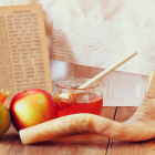 La Torá, el shofar, manzanas con miel y una granada: el libro sagrado, el sonido y los alimentos que definen al Rosh Hashaná, el Año Nuevo judío
