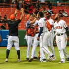 Eloy Jiménez, de los Toros, celebra con sus compañeros tras conectar un largo cuadrangular.