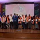 El decano  de la Facultad de Ciencias Económicas y Sociales de la UASD, Antonio Ciriaco Cruz; el director de la  Escuela de Estadística, Guarionex  Gómez y el profesor Héctor Cuevas,  junto a los 13  estadísticos que egresaron hace medio siglo de la carrera de estadística.

