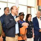  El alcalde Ulises Rodríguez, junto al director provincial de la 
Defensa Civil, Francisco Arias y el jefe de los Bomberos, Alexis 
Moscat, ofreció declaraciones a la prensa. / WILSON ARACENA