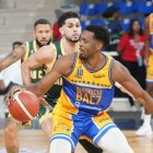 Gerardo Suero trata de burla la defensa.