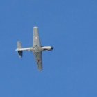 Avión militar sobrevuela la frontera.