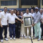 El ministro de Deportes, Kelvin Cruz, recibe una placa de parte de  Julio Martínez Pozo, Agustín Matos, Rafael Uribe, durante el inicio del torneo de Libasado.