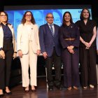 Dr. Luis Vergés, magistrada Rosa Yudelka de los Santos, Dra. Dilia Leticia Jorge, el subdirector del periódico Hoy Nelson Marrero, Dra. Odile Camilo Vincent, rectora de Unibe, Aída Mencía Ripley, vicerrectora de Investigación e Innovación de UNIBE, Dra. Soraya Lara y el psiquiatra José Miguel Gómez/  José de león.