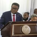 Fritz Alphonse Jean, economista y ex gobernador del banco central, quien reemplazó a Leslie Voltaire en la presidencia rotativa del consejo presidencial transicional, habla en su ceremonia de instalación en Puerto Príncipe el 7 de marzo del 2025.