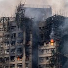 HONG KONG (China), 27/11/2025.- Smoke billows from an apartment fire in the Tai Po district of Hong Kong, China, 27 November 2025. The fire, which started on 26 November, has killed at least 44 people, and left 279 missing. EFE/EPA/LEUNG MAN HEI
