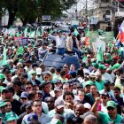 Leonel Fernández encabezó la marcha.