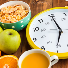 Al despertar, el cuerpo requiere más vitaminas y minerales, por lo que frutas como plátano, manzana o cítricos pueden ser ideales para comenzar el día (Freepik)
