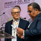 Foto 2, Luis Suazo, entrega un reconocimiento a Osvaldo Marté Durán.