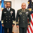 El almirante Alvin Holsey  condecorado por el  ministro de  Defensa Carlos Fernández.