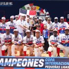 Armando Rodríguez, 
de Seaboard y John Carmona, presidente de La Javilla, sostienen el trofeo campeón de la Copa Internacional de Pequeñas Ligas.