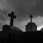 cementerio-o-cementerio-noche-blanco-negro_33867-1778