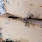 El moho en el queso puede contener bacterias peligrosas como Listeria, Salmonella y E. coli, según expertos en seguridad alimentaria (Freepik)
