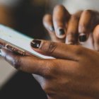 Una mujer utiliza un teléfono móvil. Fuente externa