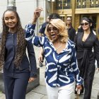 FOTODELDIA NUEVA YORK, 02/07/2025.- Janice Combs (c), madre del rapero Sean Combs, conocido como Diddy, saluda al salir de un tribunal federal, este miércoles, después de que un jurado absolviera a su hijo de extorsión y tráfico sexual y lo declarara culpable de cargos menores de transporte para ejercer la prostitución en Nueva York. EFE/JUSTIN LANE