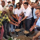 Felipe  Suberví en la  construcción de un llenadero de agua potable en la estación de bombeo de El Tamarind. Población clama agua.  Alexis Monegro.