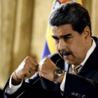 El presidente de Venezuela, Nicolás Maduro, gesticula mientras habla durante una reunión en la Asamblea Nacional en Caracas el 22 de agosto de 2025. El presidente de Venezuela, Nicolás Maduro, denunció el 22 de agosto de 2025 el despliegue militar estadounidense en aguas caribeñas como un plan "inmoral, criminal e ilegal" contra su país, con el objetivo de provocar un "cambio de régimen". AFP - JUAN BARRETO