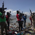 Miembros de banda haitiana liderada por Barbecue.  Archivo