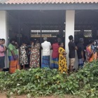 Tras el ciclón, los damnificados hacen fila frente al dispensario de un campamento de refugiados abierto en las afueras de Colombo, el 2 de diciembre de 2025.