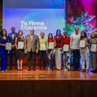 El director general de Promipyme, Fabricio Gómez Mazara, junto a los beneficiarios de los créditos.