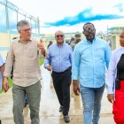 El presidente del Colegio de Notarios, Jhon Richard Paniagua Feliz, y el director de la DGSPC, Roberto Santana, junto a sus equipos técnicos durante el recorrido por el recién inaugurado Centro de Corrección y Rehabilitación (CCR) Las Parras.